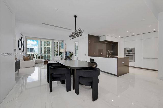 300 Biscayne Blvd Way 2809, Miami, FL 33131