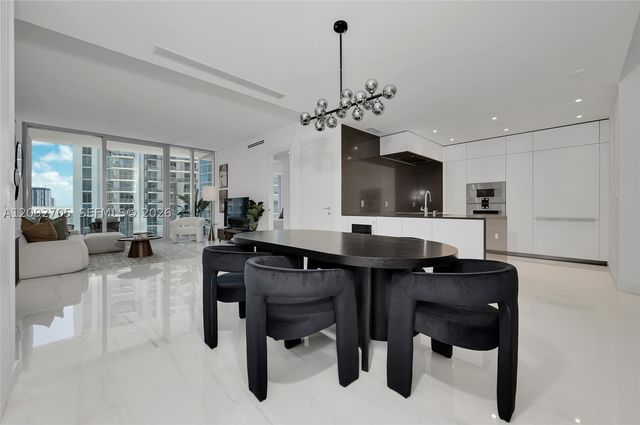 300 Biscayne Blvd Way 2809, Miami, FL 33131