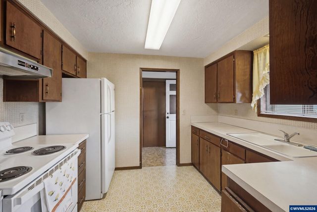 334 S Cascade Dr, Woodburn, OR 97071
