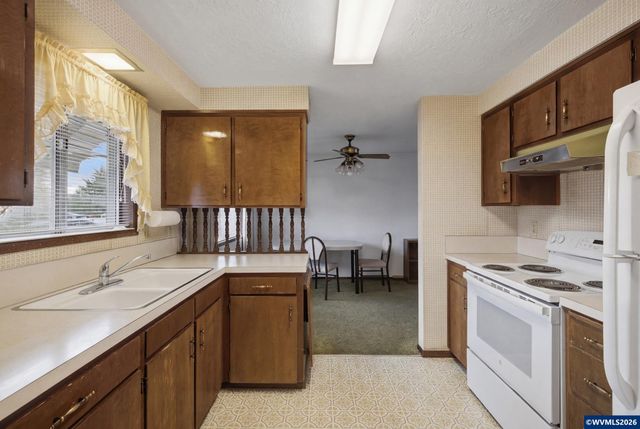 334 S Cascade Dr, Woodburn, OR 97071