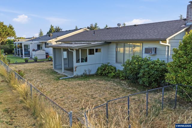 334 S Cascade Dr, Woodburn, OR 97071