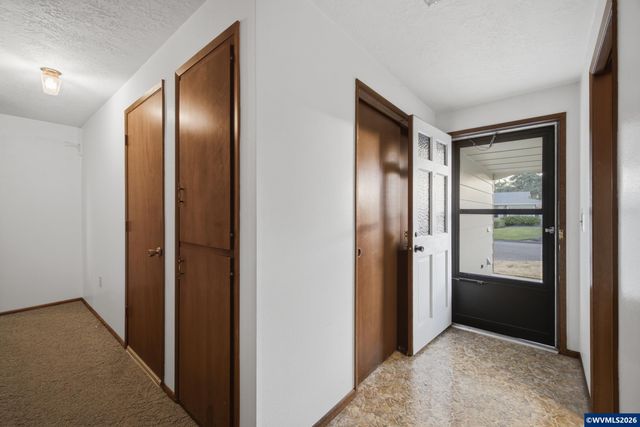 334 S Cascade Dr, Woodburn, OR 97071