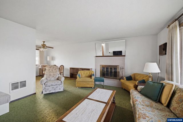 334 S Cascade Dr, Woodburn, OR 97071
