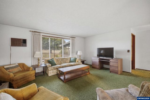 334 S Cascade Dr, Woodburn, OR 97071
