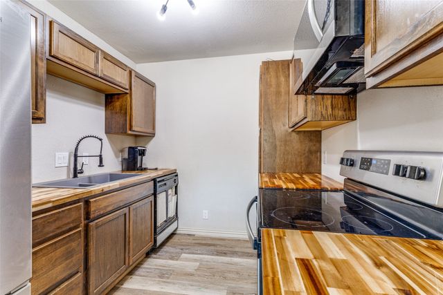 825 Poe Street, Azle, TX 76020