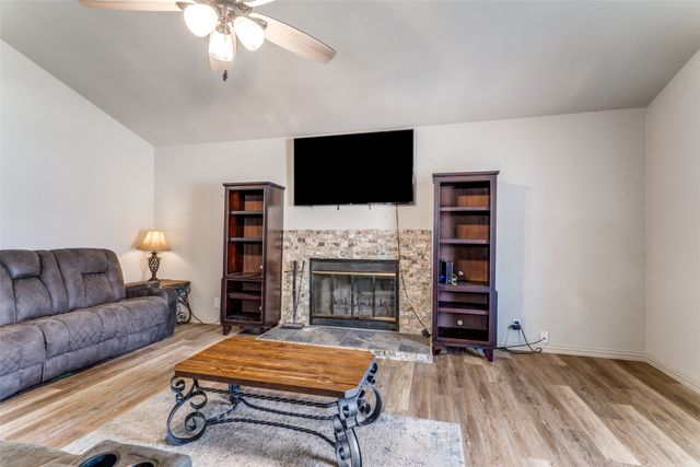 825 Poe Street, Azle, TX 76020