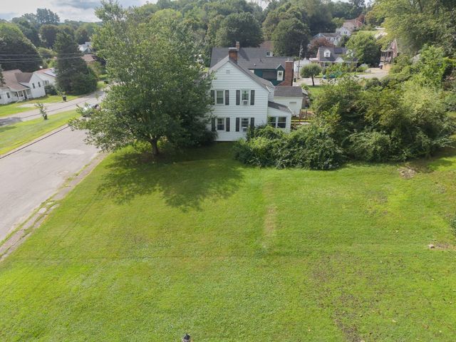 25 Westwood Pkwy, Southbridge, MA 01550