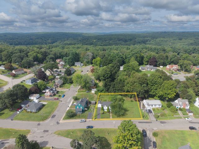 25 Westwood Pkwy, Southbridge, MA 01550