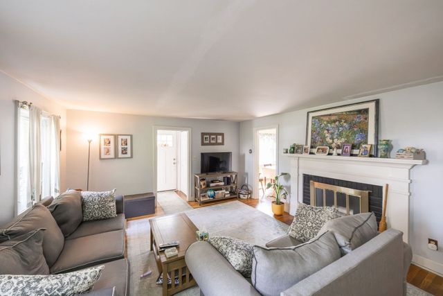 25 Westwood Pkwy, Southbridge, MA 01550