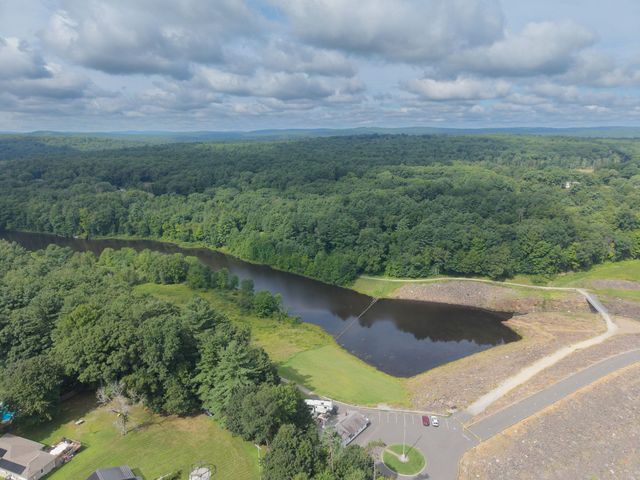 25 Westwood Pkwy, Southbridge, MA 01550