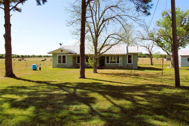 2749 County Road 173, Hallettsville, TX 77964