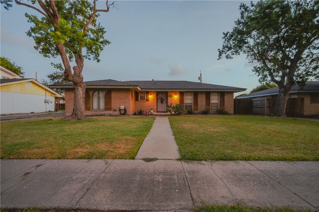 206 Driftwood Dr, Portland, TX 78374 — exterior