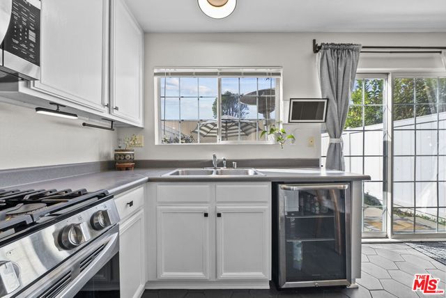 19124 Hamlin Street 4, Reseda, CA 91335