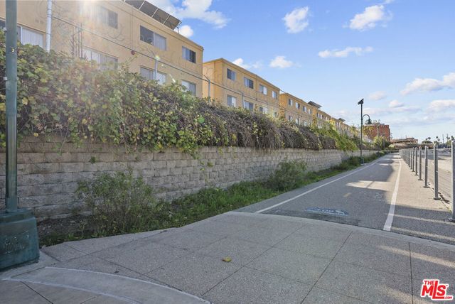 19124 Hamlin Street 4, Reseda, CA 91335