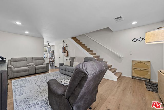 19124 Hamlin Street 4, Reseda, CA 91335