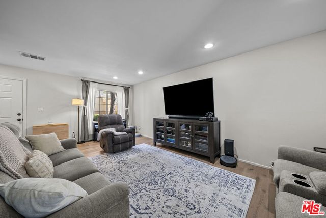 19124 Hamlin Street 4, Reseda, CA 91335