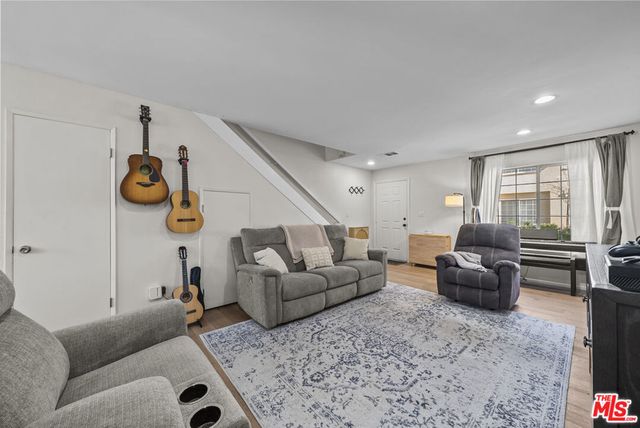 19124 Hamlin Street 4, Reseda, CA 91335