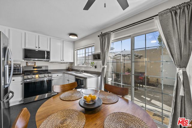 19124 Hamlin Street 4, Reseda, CA 91335