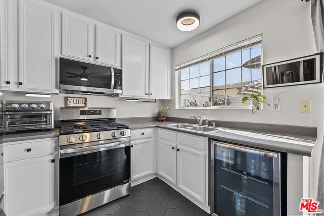 19124 Hamlin Street 4, Reseda, CA 91335