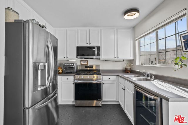 19124 Hamlin Street 4, Reseda, CA 91335