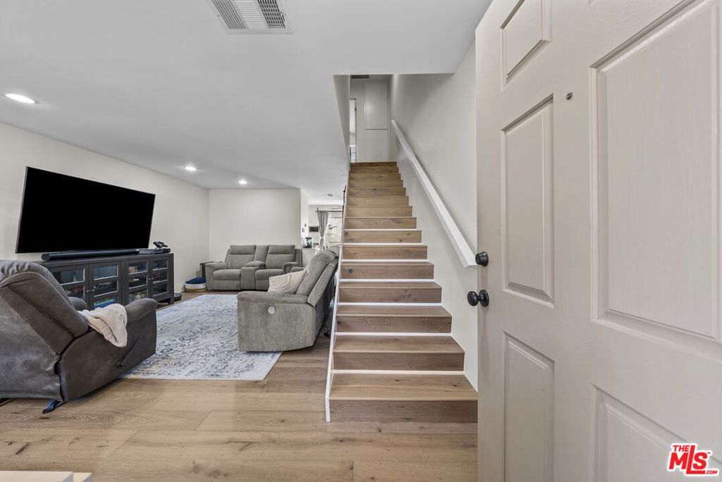 19124 Hamlin Street 4, Reseda, CA 91335