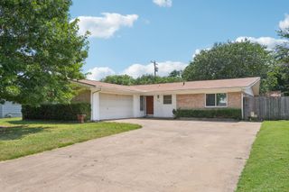 212 Hedgerow Lane, Lewisville, TX 75057