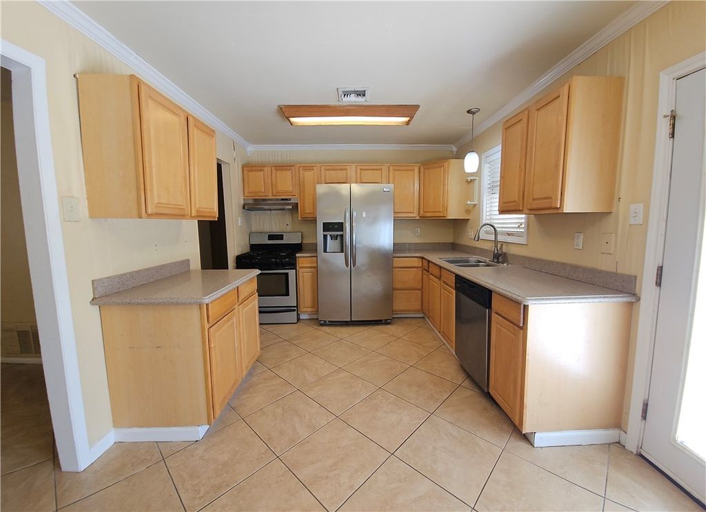 605 Aristocrat Dr, Corpus Christi, TX 78418 — photo 4