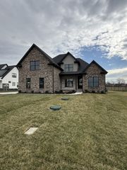 2631 Holly Springs Dr, Murfreesboro, TN 37128