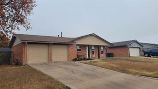 6139 SW Park Pl, Lawton, OK 73505