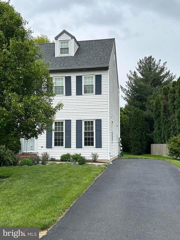 211 SPRINGVILLE RD, Mount Joy, PA 17552