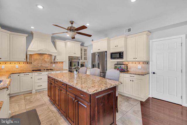 16 LONGMAN ST, Toms River, NJ 08753