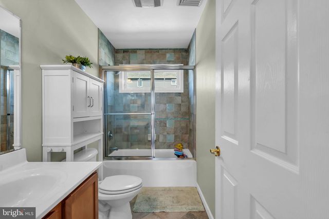 16 LONGMAN ST, Toms River, NJ 08753