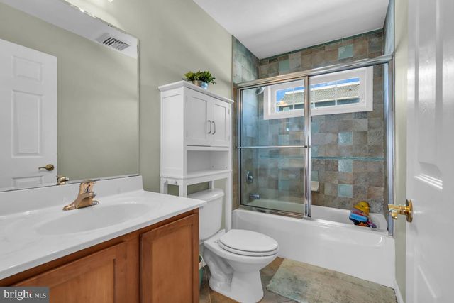 16 LONGMAN ST, Toms River, NJ 08753