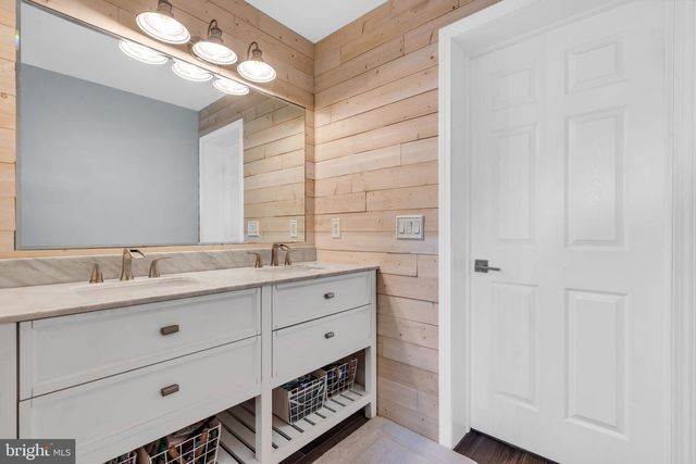16 LONGMAN ST, Toms River, NJ 08753