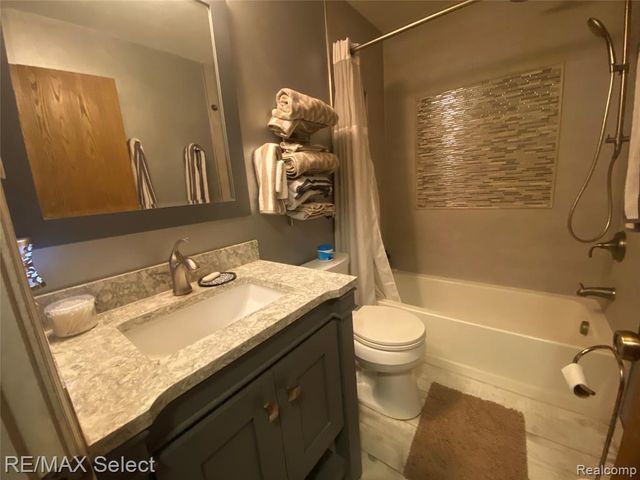 5057 Sandalwood Drive, Grand Blanc, MI 48439