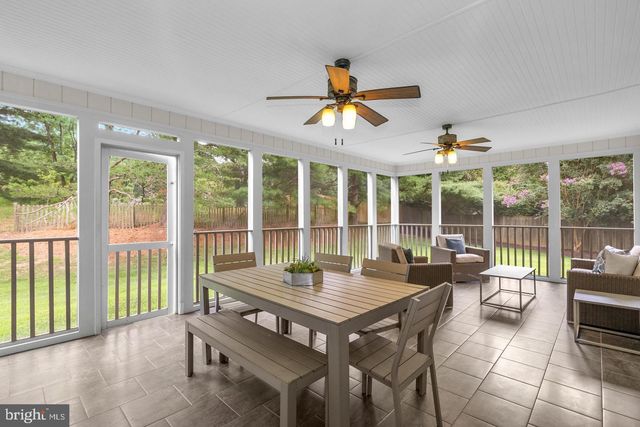 9428 MEADOW SHIRE LN, Great Falls, VA 22066