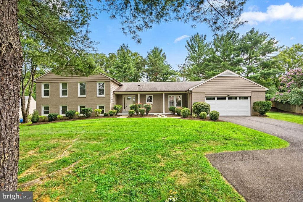 9428 MEADOW SHIRE LN, Great Falls, VA 22066