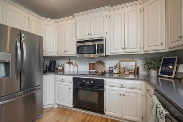 1012 NE Serenity Lane, Lee's Summit, MO 64064