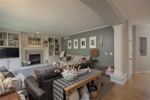 1012 NE Serenity Lane, Lee's Summit, MO 64064