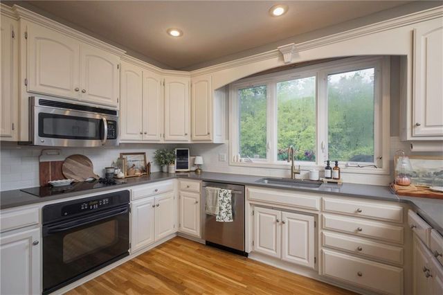 1012 NE Serenity Lane, Lee's Summit, MO 64064