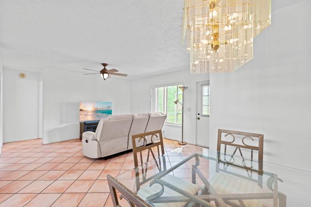 322 Knotty Pine Circle D2, Greenacres, FL 33463