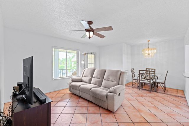 322 Knotty Pine Circle D2, Greenacres, FL 33463