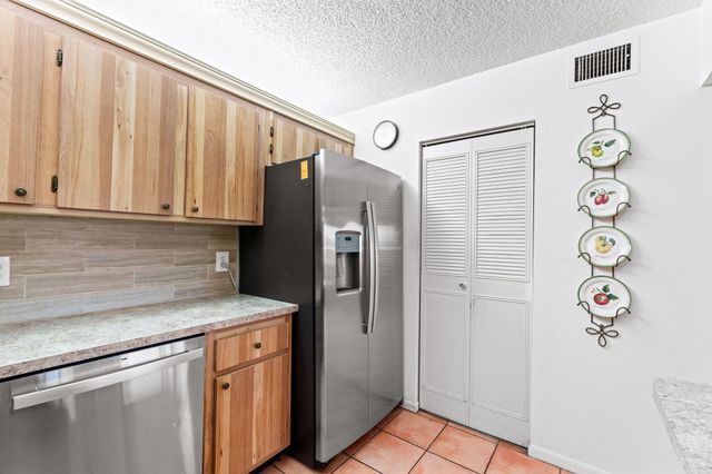 322 Knotty Pine Circle D2, Greenacres, FL 33463