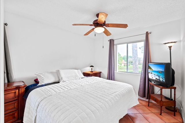 322 Knotty Pine Circle D2, Greenacres, FL 33463