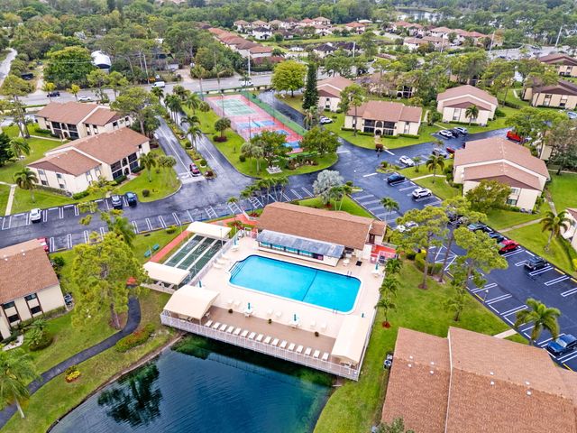 322 Knotty Pine Circle D2, Greenacres, FL 33463