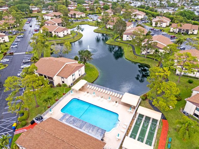 322 Knotty Pine Circle D2, Greenacres, FL 33463