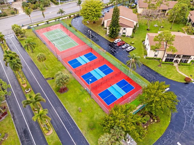 322 Knotty Pine Circle D2, Greenacres, FL 33463