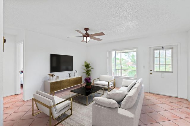 322 Knotty Pine Circle D2, Greenacres, FL 33463