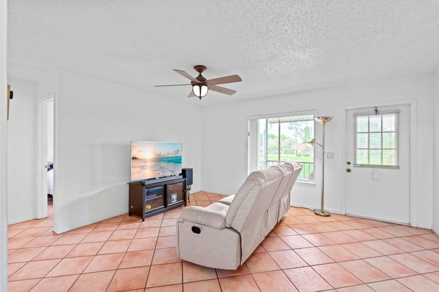 322 Knotty Pine Circle D2, Greenacres, FL 33463