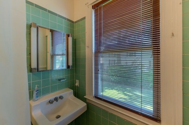 16 Chapel St, Wareham, MA 02571